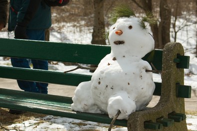 seated-snowman-wooden-leg-by-siderean.jpg