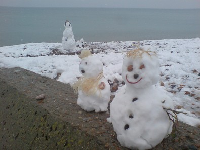 small-snowmen-on-beach-by-danpeters.jpg