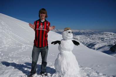 snowman-with-no-arms-and-gloves-by-faceymcface1.jpg