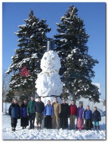 tall-snowman-with-rake-arms-by-AdamsEdits.jpg