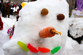 carrot-nose-potato-eyes-fish-mouth-snowman-by-Daniel-Paquet.jpg
