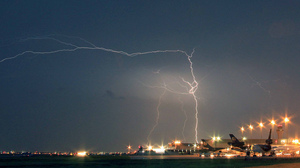 lightning-at-DFW-airport-by-Carens-Photo-Trip.jpg