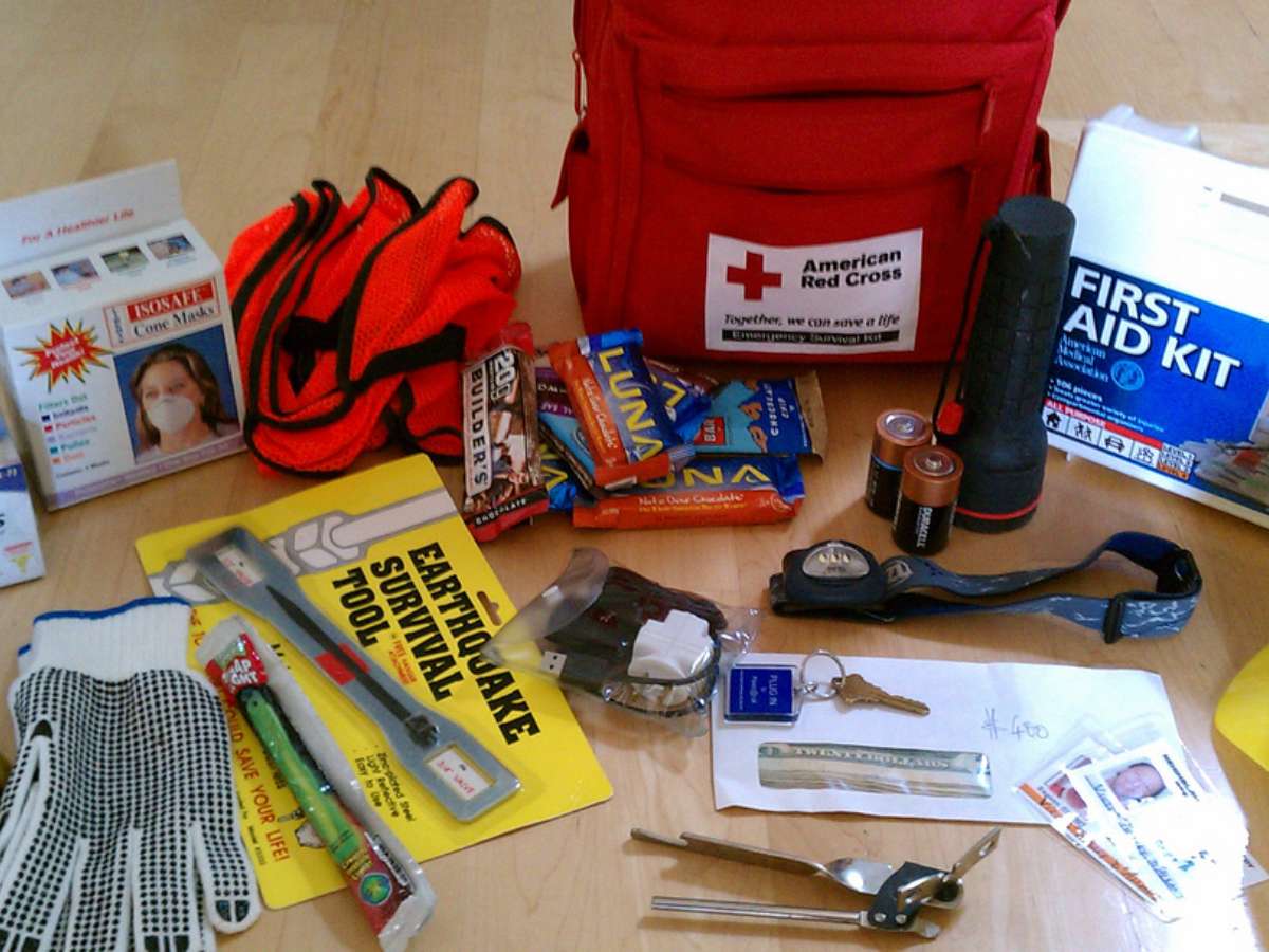 This is a good example of an emergency survival kit for an Earthquake. 