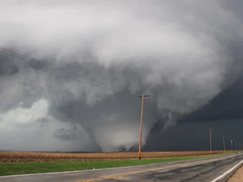 Massive terrifying tornado in Illinois