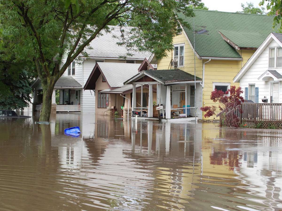 House flood cleanup may be one of the most stressful and dangerous jobs any of us will undertake. Here are 25 ways to make the task safer and easier.