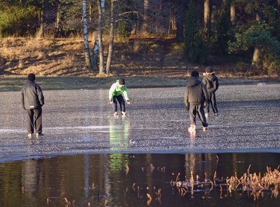 kids-playing-on-thin-ice-by-Steffe.jpg