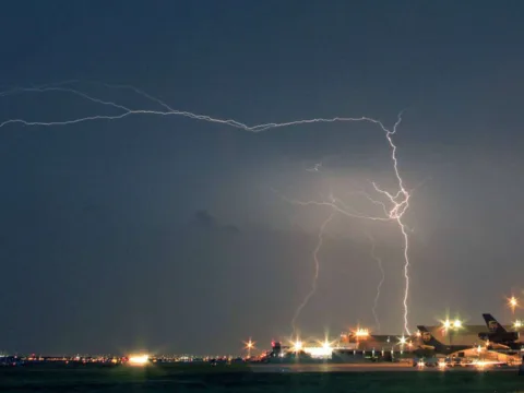 lightning-at-DFW-airport-by-Carens-Photo-Trip