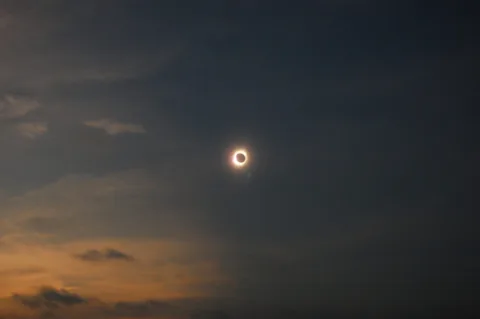 picture of a total solar eclipse