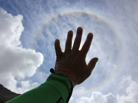 A sun halo in the sky! Learn the difference between a sun halo vs sundog and what causes a halo around the sun.